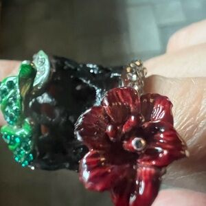 Ring with floral motif Calalilies, black base Sz 8